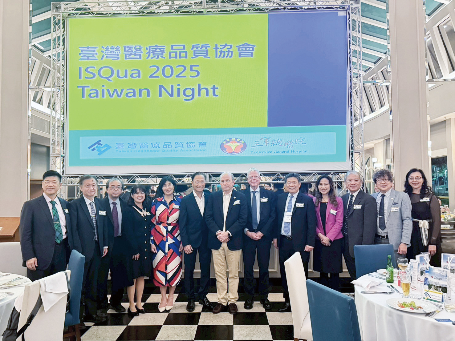 三軍總醫院與臺灣醫療品質協會合辦首屆ISQua臺灣之夜並由蔡建松局長陳元皓院長開場致詞及感謝ISQua理事長DrEzequielGarciaElorrio執行長DrCarstenEngel伉儷及駐聖保羅台北經濟文化辦事處朱怡靜總領事醫策會洪聖惠副執行長等8位貴賓及全國18院所77位醫品前輩及同好共同參與